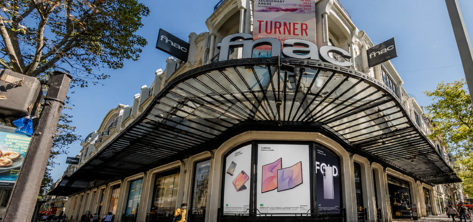 Écrans DOOH Samsung adaptés à une devanture Fnac et à ses contraintes physiques